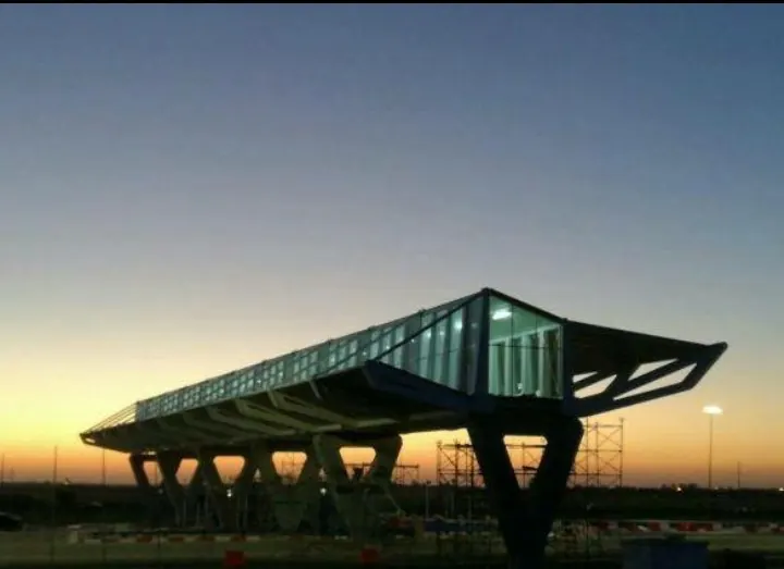 Auvent métallique de la gare de péage de Berchid au coucher du soleil