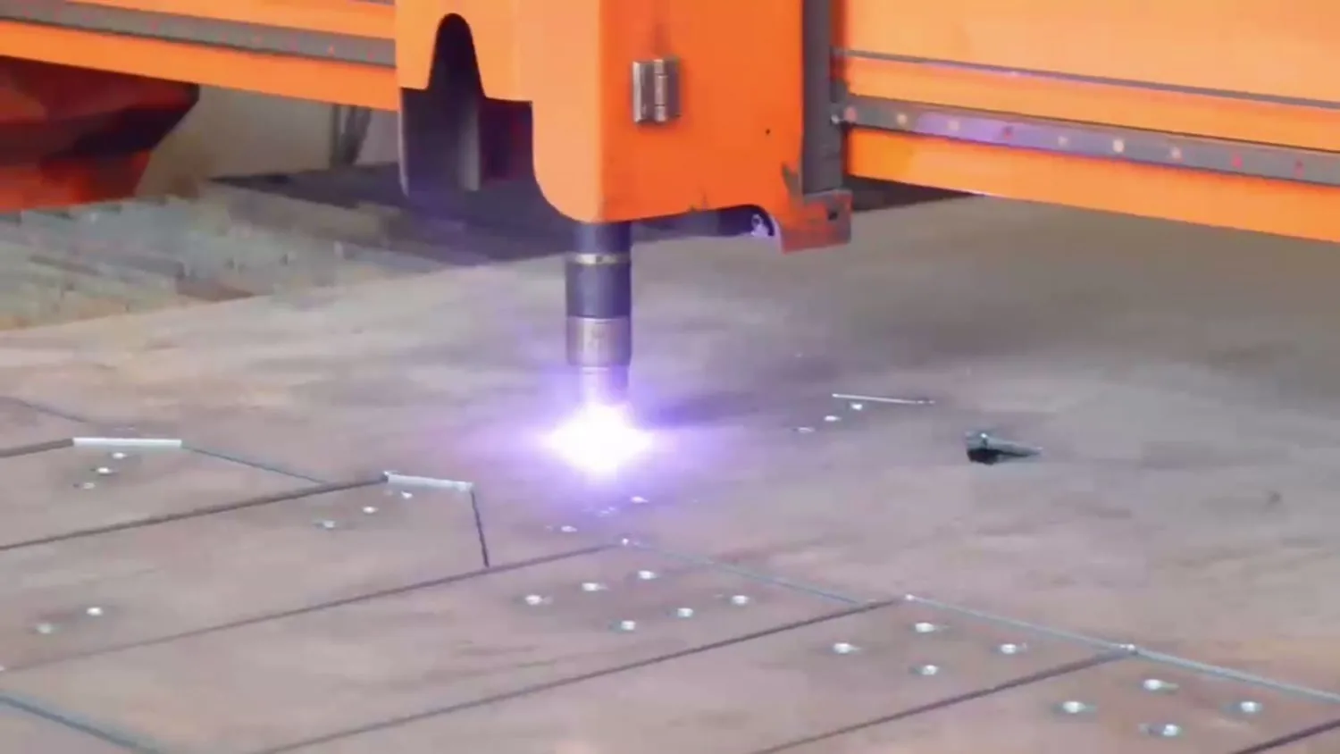 Découpe plasma sur une machine à commande numérique